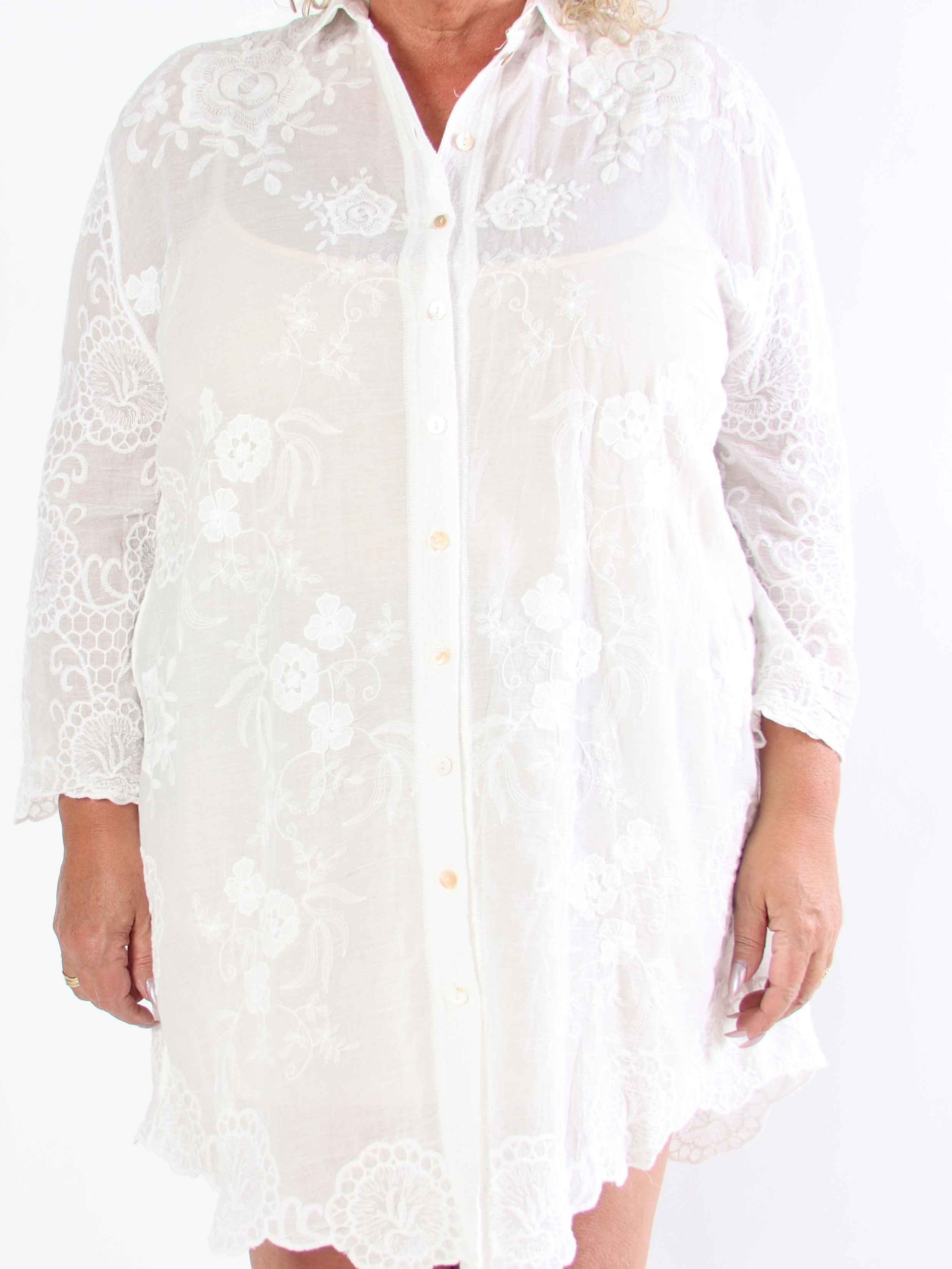 Cynthia - Sød plus size skjorte i bomuld med fine broderinger